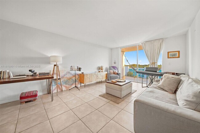 Foto del edificio - 650 NE 64th St