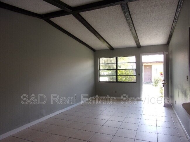 Foto del edificio - 3025 St Paul Dr