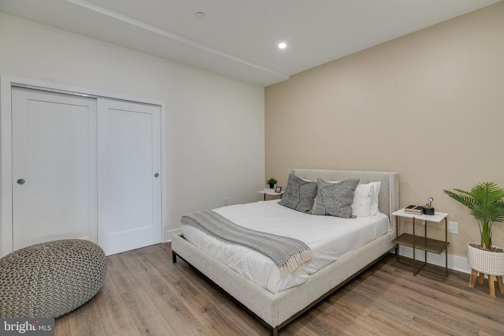 Primary Photo - 150 S Independence Mall W