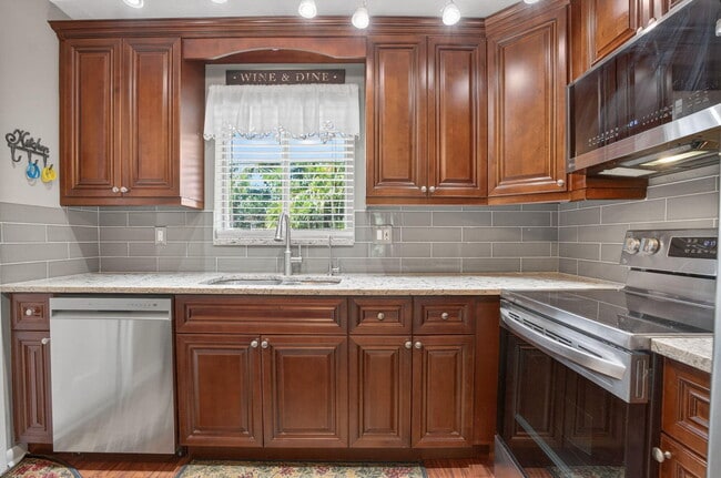 Building Photo - 6 Garden St