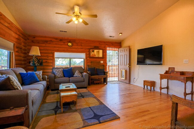 Foto del edificio - 414 Cottonwood Dr