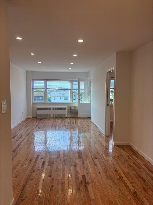 Foto del edificio - 740 E Broadway
