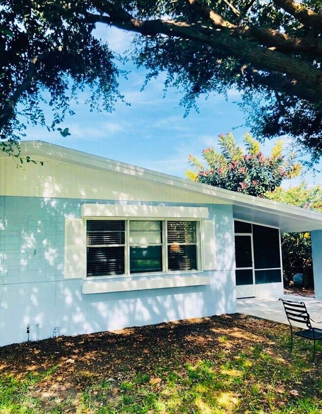 1119 Hernando St, Fort Pierce, FL 34949 Room for Rent in Fort Pierce