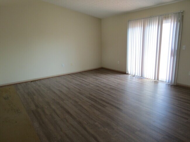 Building Photo - 857 Radbourne Dr