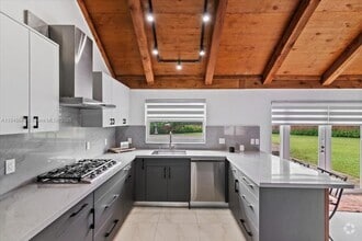 Building Photo - 8920 Crescent Dr