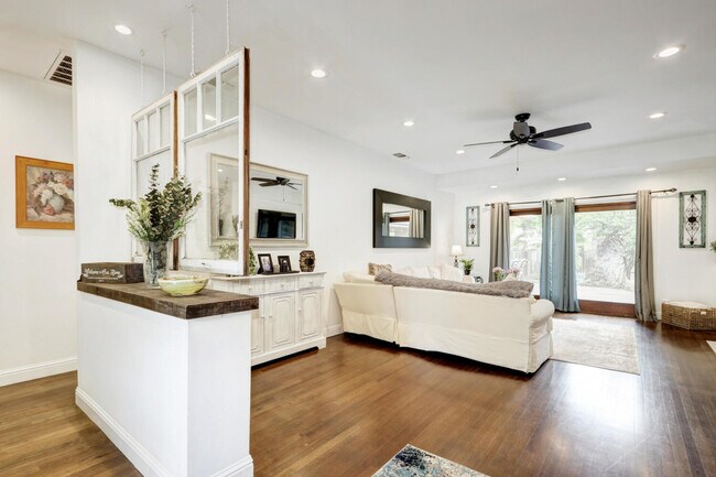 Foto del edificio - 941 Castec Dr