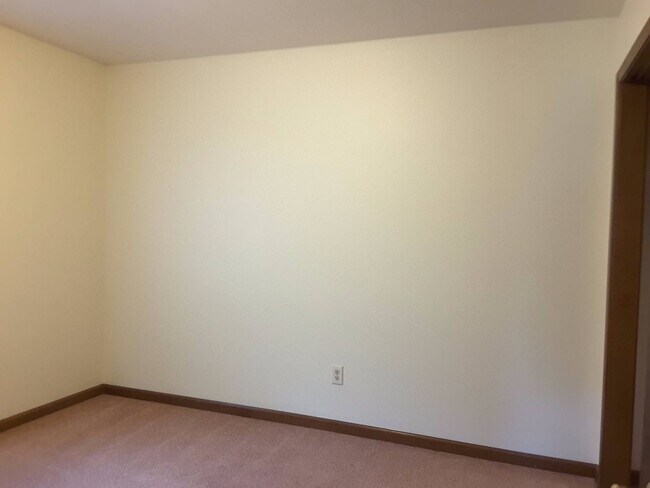 Building Photo - 120 S Silverwood Ln