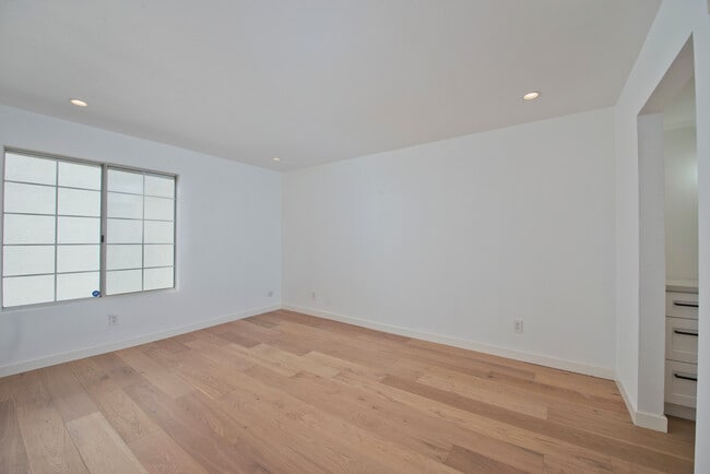 Building Photo - 5540 Owensmouth Ave