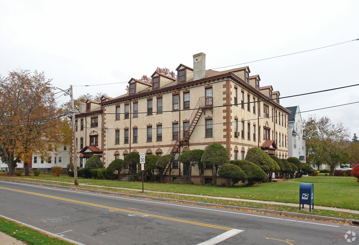 Building Photo - 804 Farmington Ave