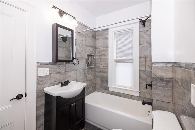 Building Photo - 376 Hope St