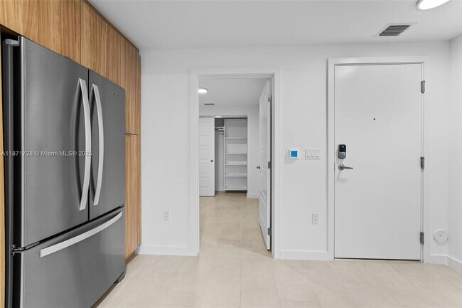 Foto del edificio - 2150 N Bayshore Dr