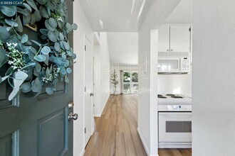 Building Photo - 3847 Vineyard Ave