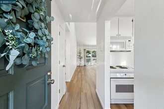 Building Photo - 3847 Vineyard Ave