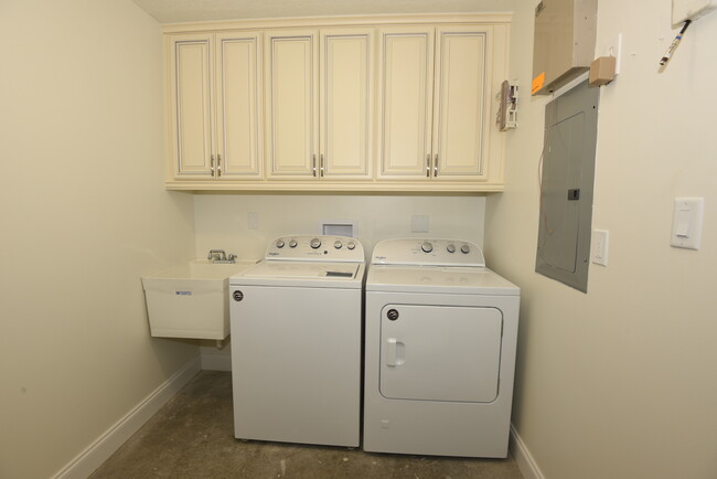 Laundry Room - 207 Adams Pointe Blvd