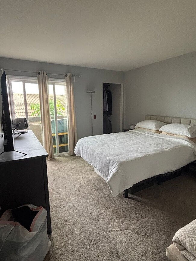 Foto del edificio - Two-bedroom two bath condo with panoramic views of Mission Valley! Move-in Special!