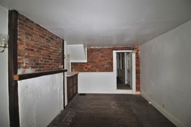 Building Photo - Charming Seton Hill 2bd/1ba Plus Den Rowho...