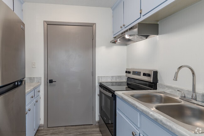 2BR, 1BA - 750SF - Kitchen - Arlington Pointe