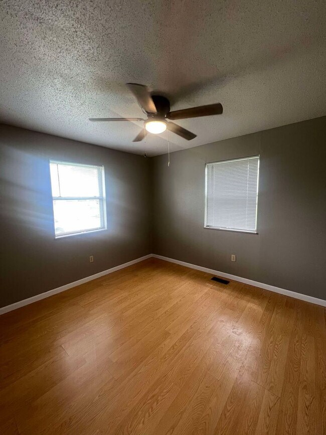 Building Photo - COMING SOON: Spacious 3BR/2BA Home In Webb City, MO with shed and bonus room!!