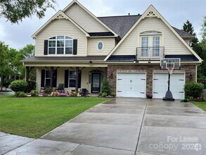 Building Photo - 3026 Scottcrest Way