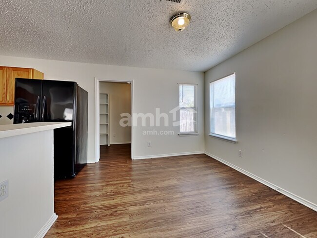 Foto del edificio - 4809 Palm Ridge Dr