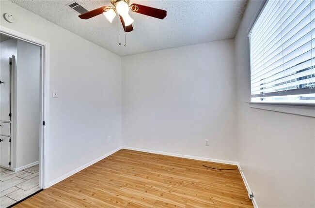 Foto del edificio - 3900 E 16th St