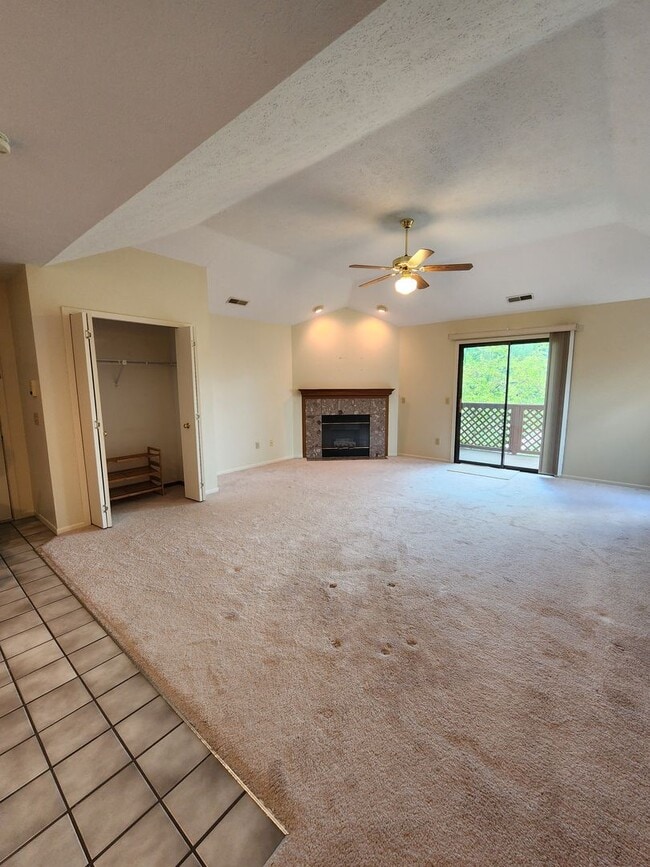 Building Photo - Gorgeous Condo Available For Rent in Count...