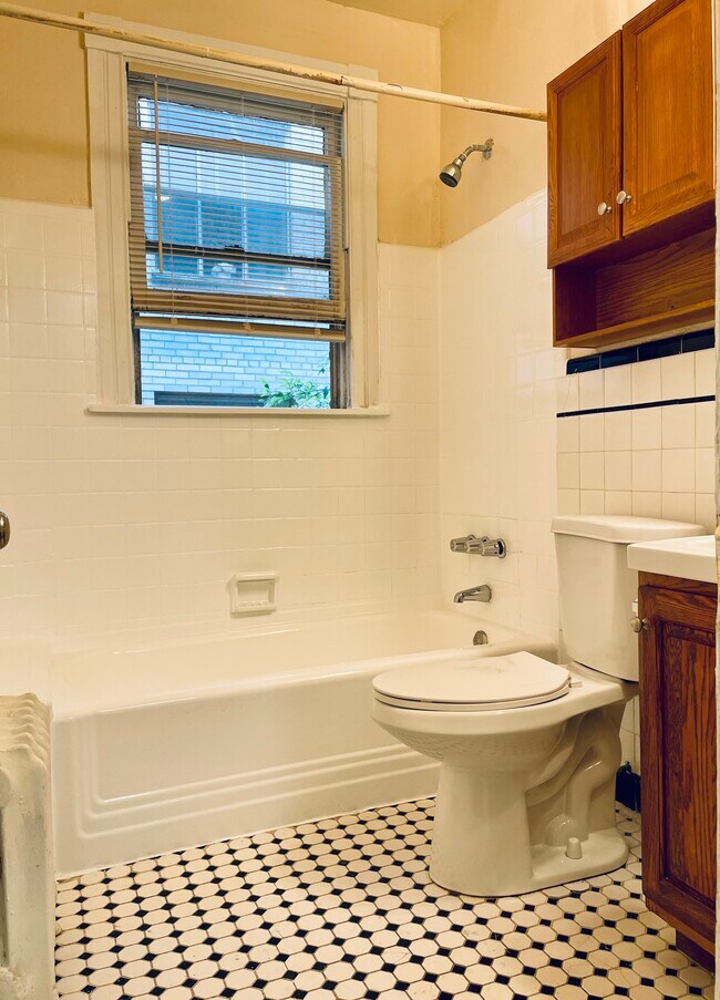 Bañera y suelo de azulejos blancos - 2716 Wisconsin Ave NW
