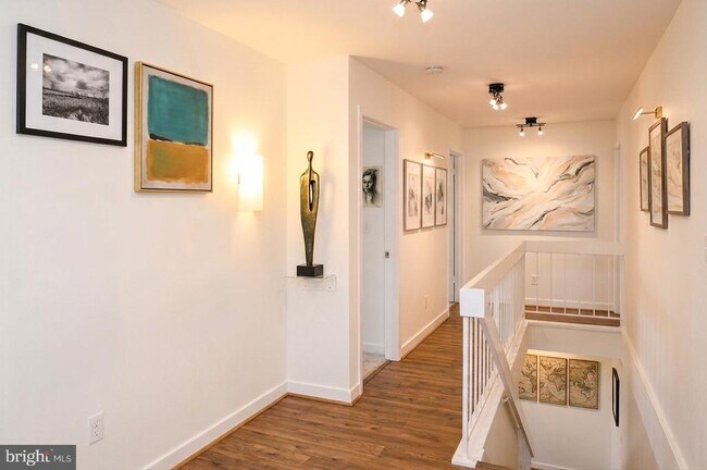 Building Photo - 3169 Hawthorne Dr NE