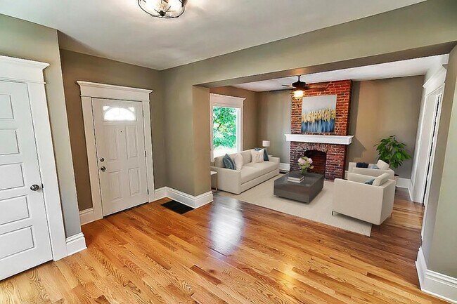 Foto del edificio - 5 BEDROOMS + 2.5 BATHROOMS + 3 FREE OFF-STREET Parking Spaces SINGLE FAMILY HOUSE!  Available Aug...