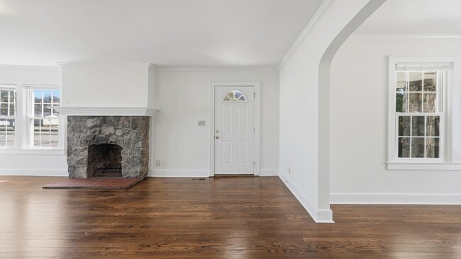 Building Photo - 3 bedroom White Oak home available NOW!