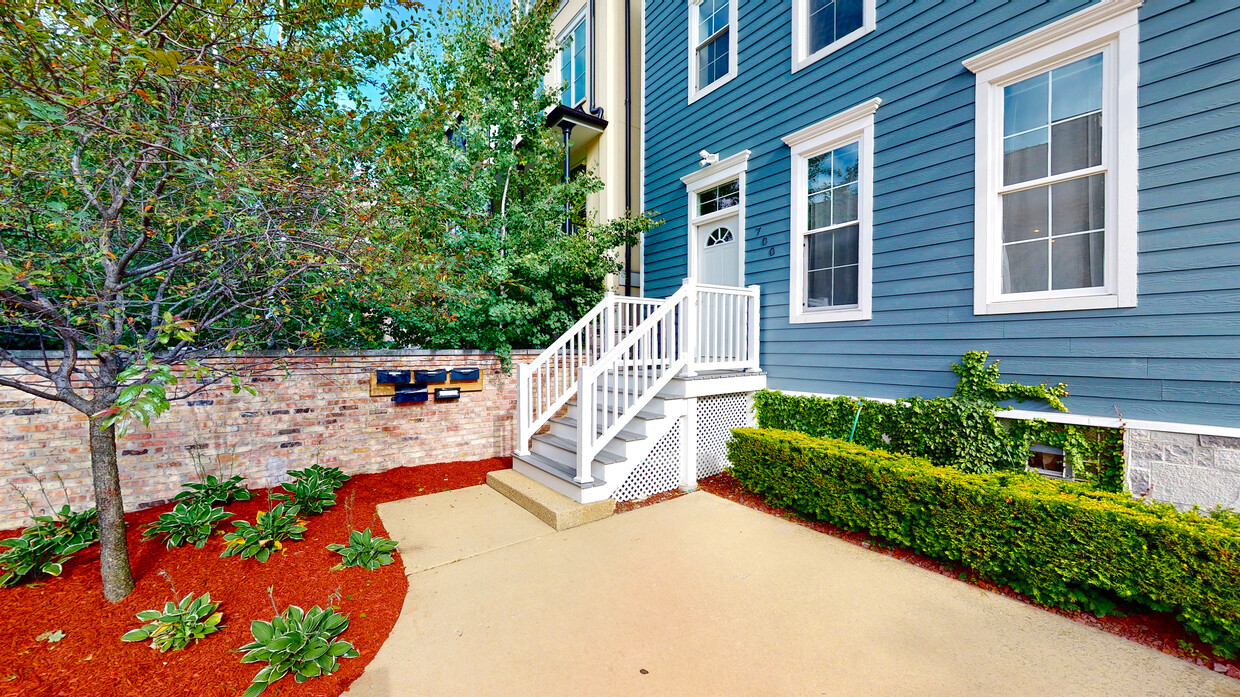 Primary Photo - 702 W Schubert Ave