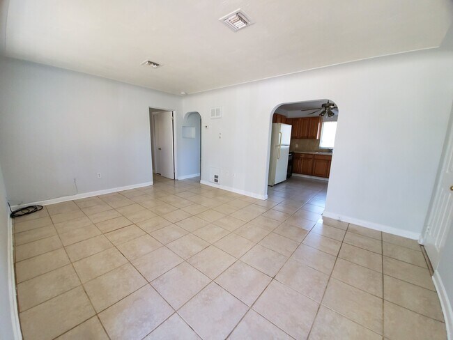 Foto del edificio - 6328 Brentwood Ave