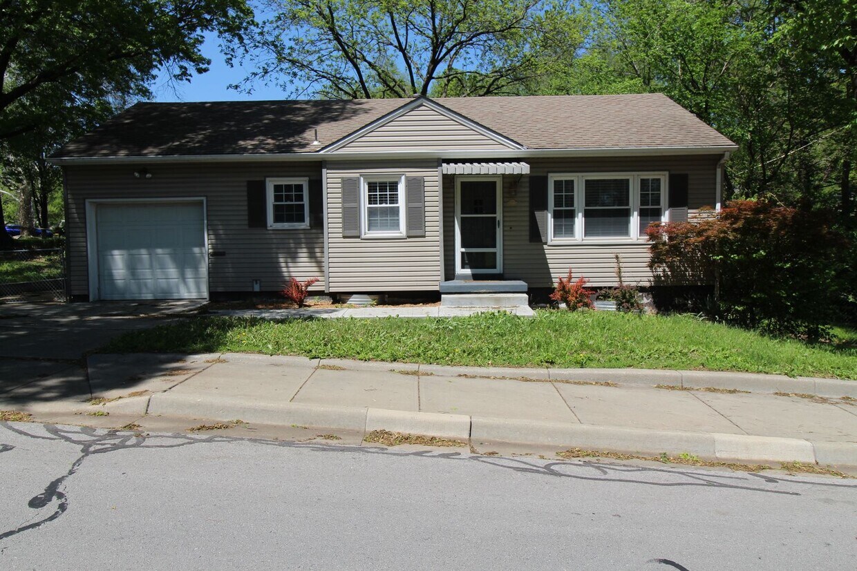 Primary Photo - 2 Bedroom 1 Bath Home in Roeland Park