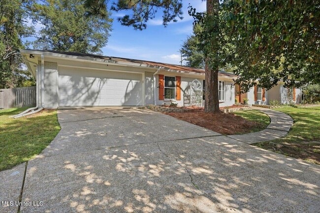 Building Photo - 144 Rollingwood Dr