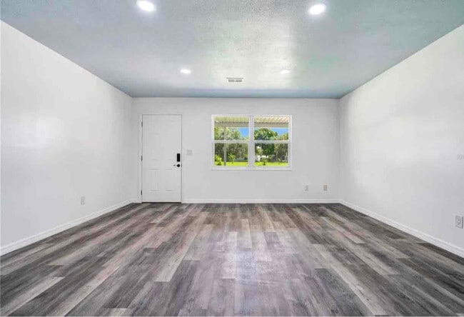 Building Photo - 610 5th St