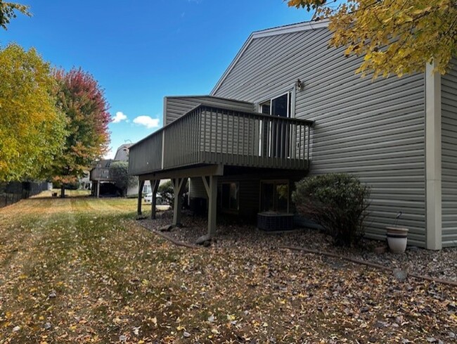 Building Photo - Updated very spacious town home. Aval 11/1