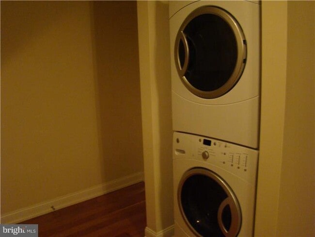 Building Photo - 10 W Market St