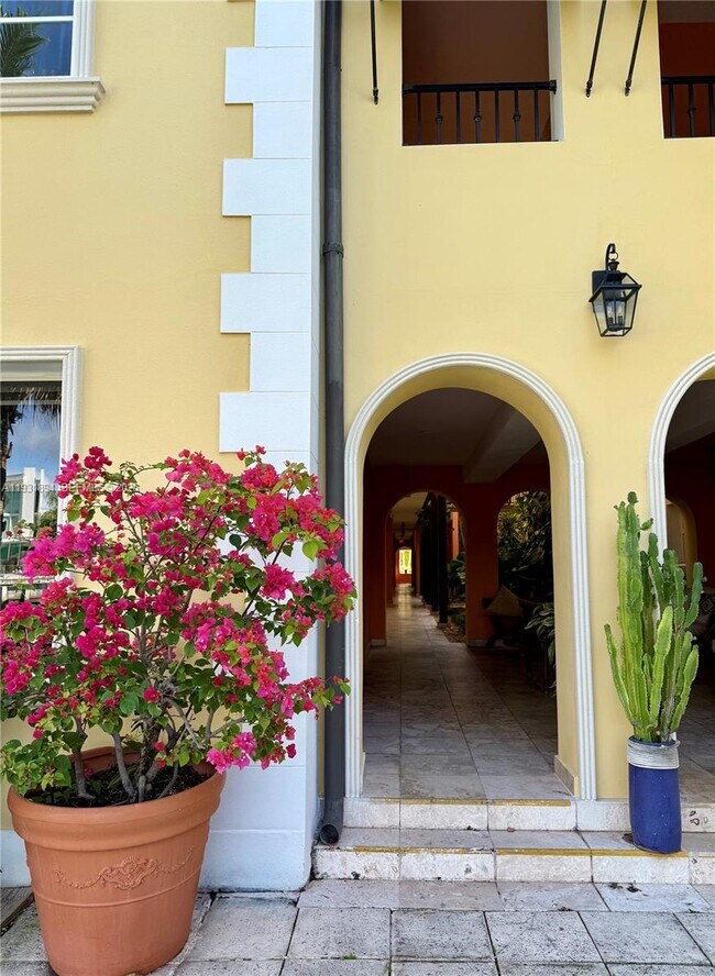 Foto del edificio - 4812 Pine Tree Dr