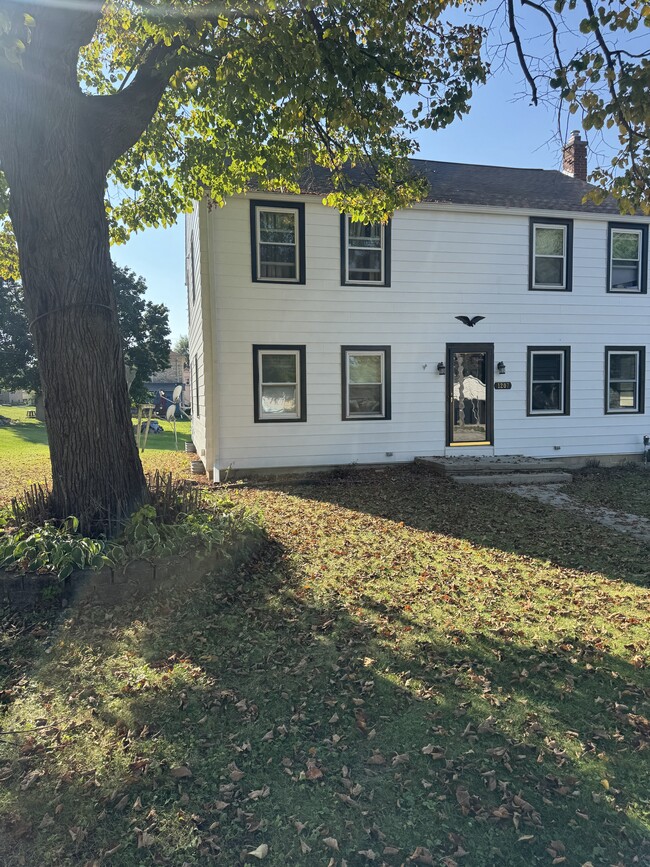 Building Photo - 1207 Kewaskum St