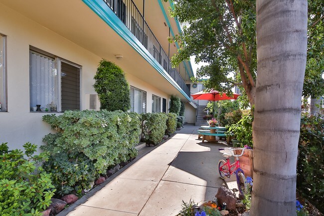 Foto del edificio - 1475 Pine Ave