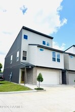 Building Photo - 512 Highland Oaks Ln