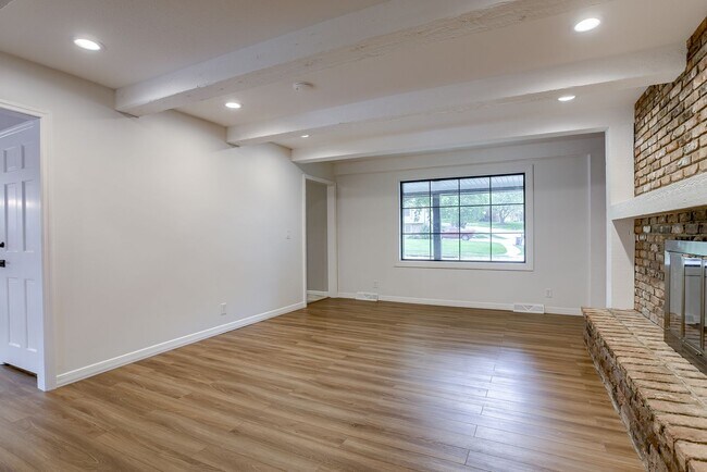 Building Photo - 4-Bedroom Backing to Trendwood Park!!
