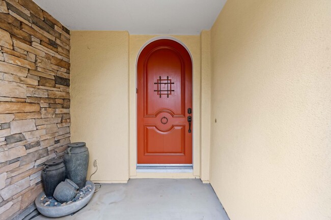 Foto del edificio - Spacious 3 Bedroom, 3 Bathroom Home with P...