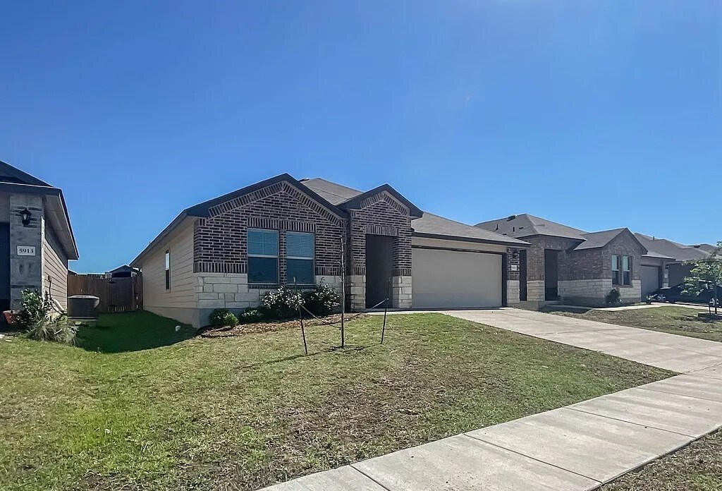 Foto principal - 5915 Amelia Earhart Blvd