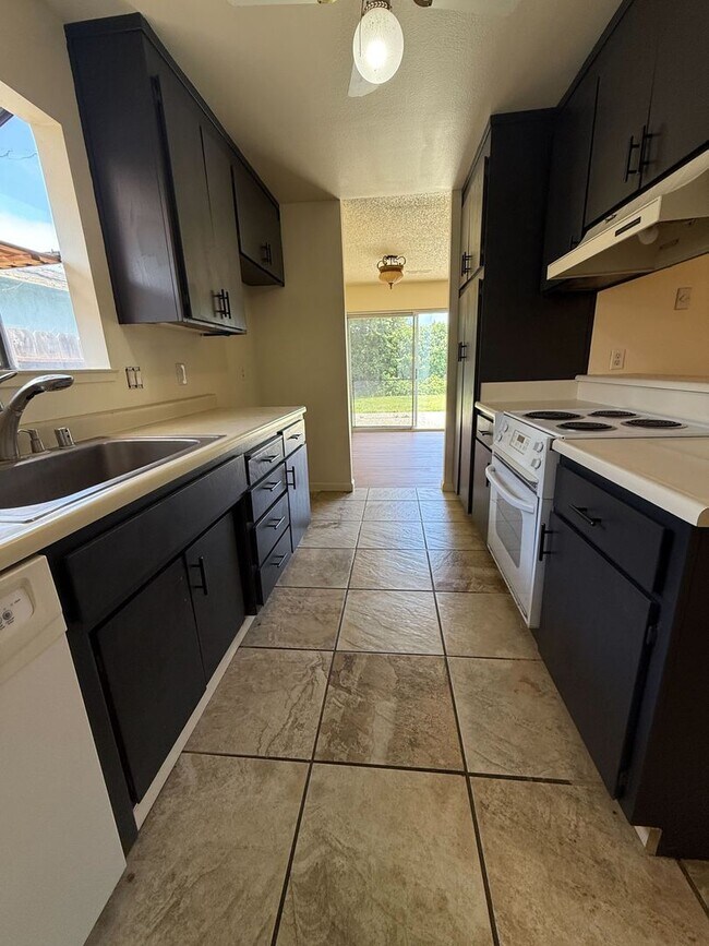 Building Photo - Charming North Salinas 3BR/2BA with Privat...