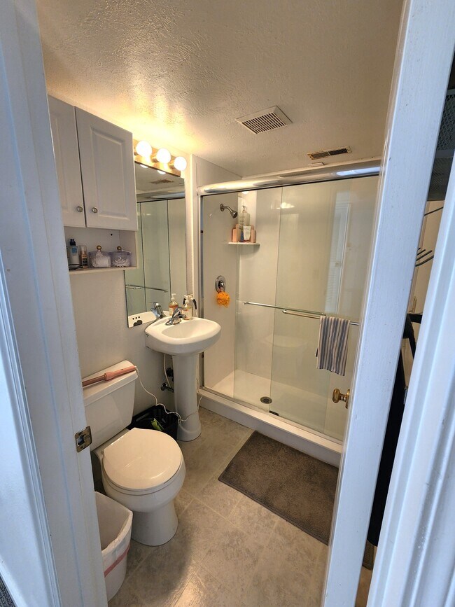 Building Photo - 565 N 300 E