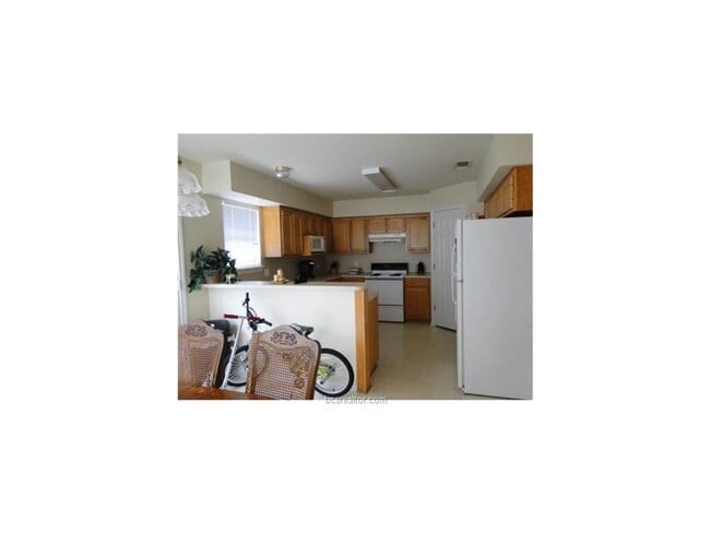 Building Photo - Spacious 3/2 1/2 duplex in convenient loca...