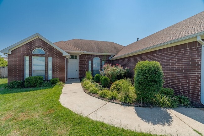 Photo - 3 Bedroom 2 Bath Beautiful West Fayetteville home!! Great Location, Great yard!!