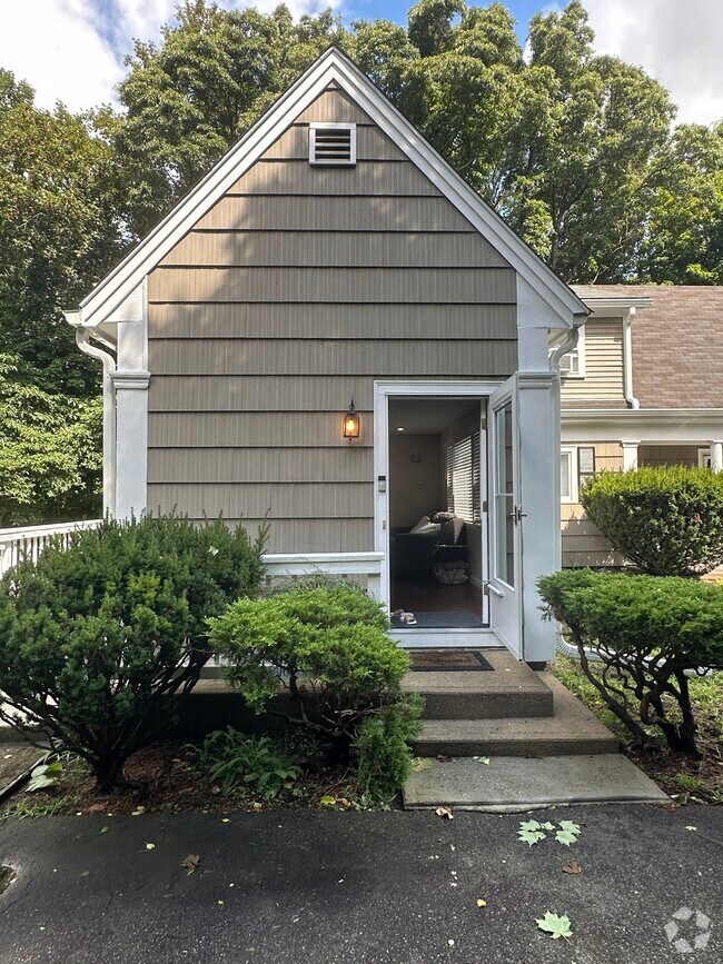 Building Photo - 712 Plymouth St