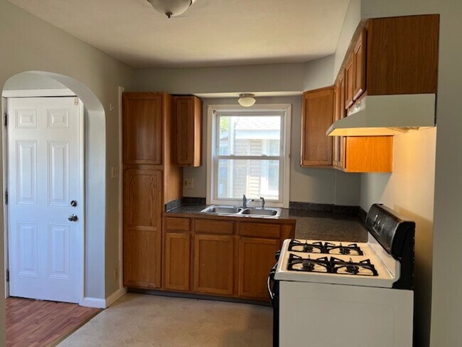 Foto del edificio - 3BR South Akron Classic with Deck, 2-Car G...